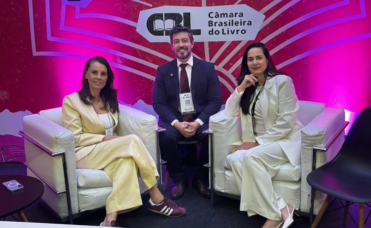 Dra. Simone Villela, Dr. Daniel Freitas e Dra. Cintia Molinari Marangoni na Bienal Internacional do Livro de São Paulo no espaço da Câmara Brasileira do Livro (CBL)